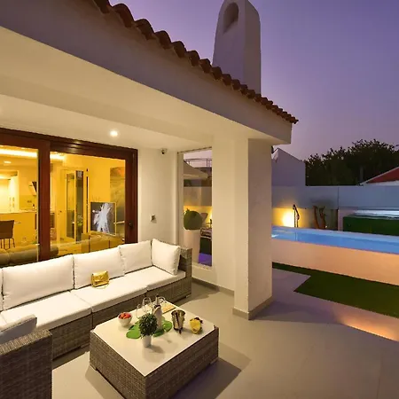 Villa Playa Del Ingles Vista Luxury Retreat In Gran Canaria Private Heated Pool Garden Terrace Bbq Rooftop Solarium With Sea Views Prime, Villa Las Palmas de Gran Canaria