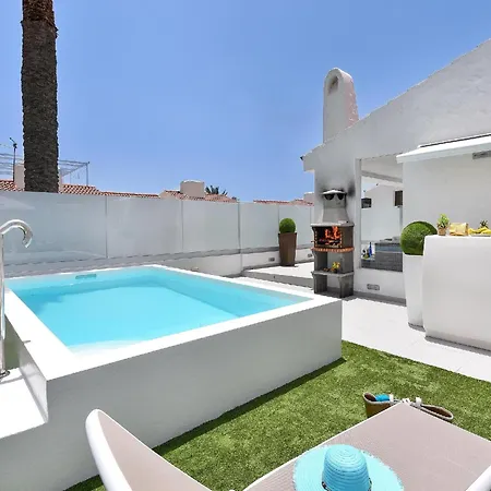 Villa Villa Playa Del Ingles Vista Luxury Retreat In Gran Canaria Private Heated Pool Garden Terrace Bbq Rooftop Solarium With Sea Views Prime,