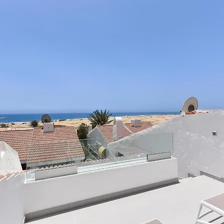 Villa Playa Del Ingles Vista Luxury Retreat In Gran Canaria Private Heated Pool Garden Terrace Bbq Rooftop Solarium With Sea Views Prime, Villa Las Palmas de Gran Canaria