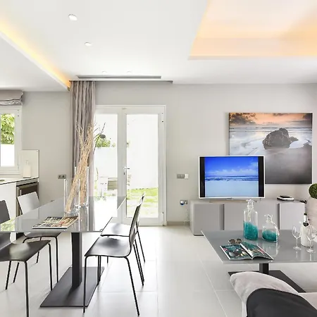 Villa Playa Del Ingles Vista Luxury Retreat In Gran Canaria Private Heated Pool Garden Terrace Bbq Rooftop Solarium With Sea Views Prime, Villa Las Palmas de Gran Canaria