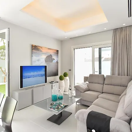 Villa Villa Playa Del Ingles Vista Luxury Retreat In Gran Canaria Private Heated Pool Garden Terrace Bbq Rooftop Solarium With Sea Views Prime,